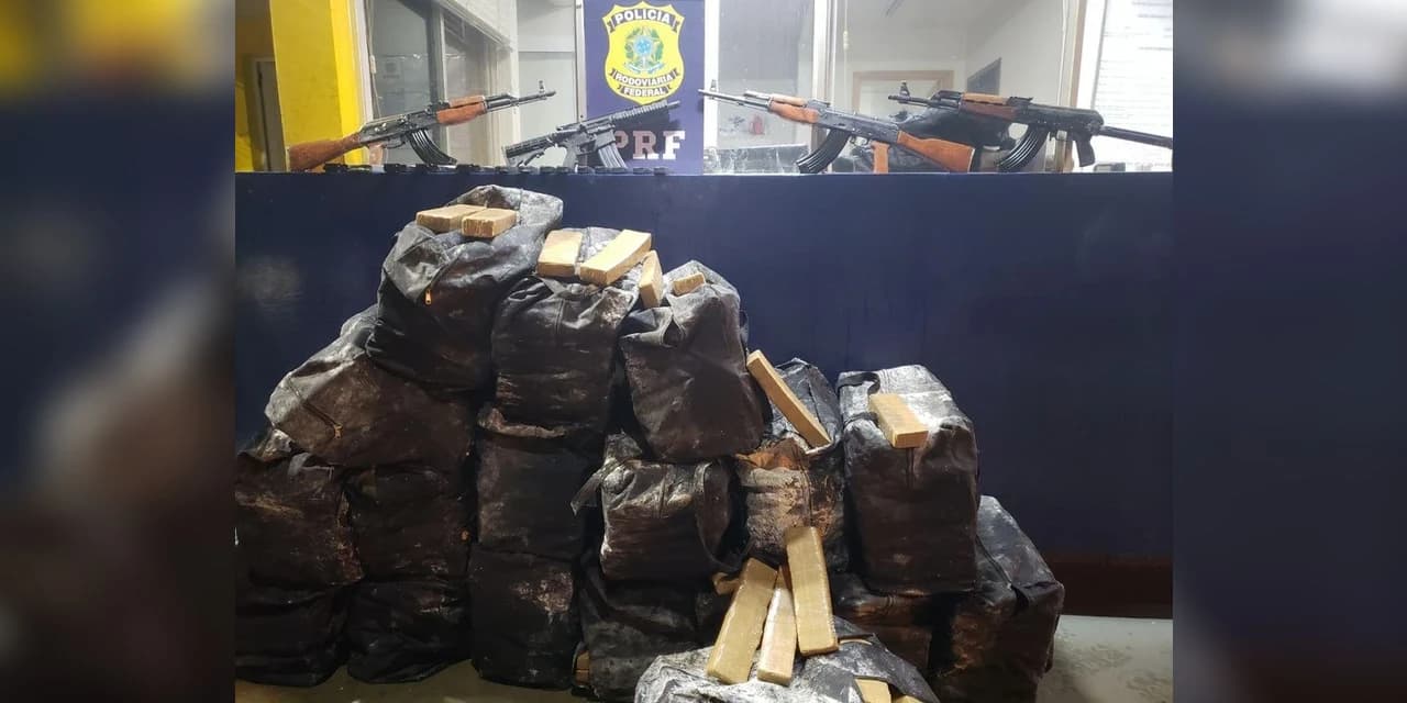 PRF apreende quatro fuzis, 1,9 mil cápsulas de munição e 413 quilos de maconha sob carga de farinha de trigo