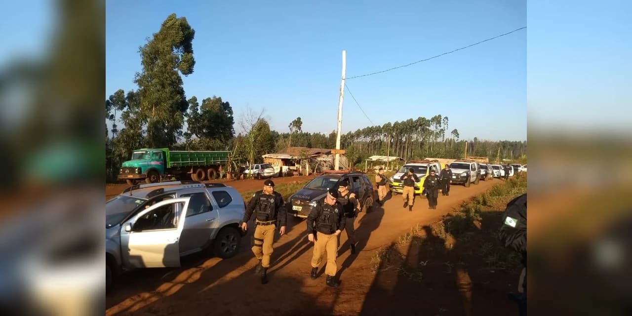 Acampamentos do MST no Paraná são alvos de operação contra roubo de madeira e assalto a propriedades rurais