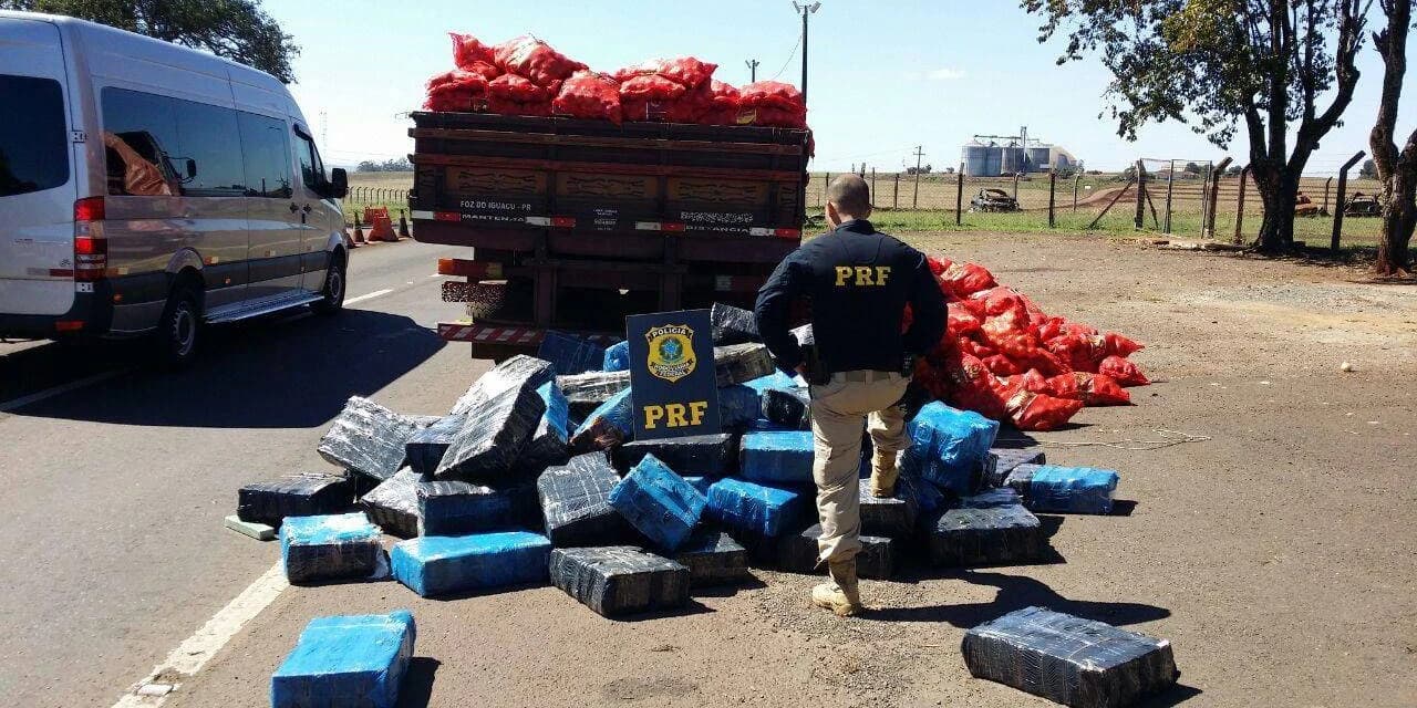 PRF apreende mais de duas toneladas de maconha em carga de cebola na BR-369