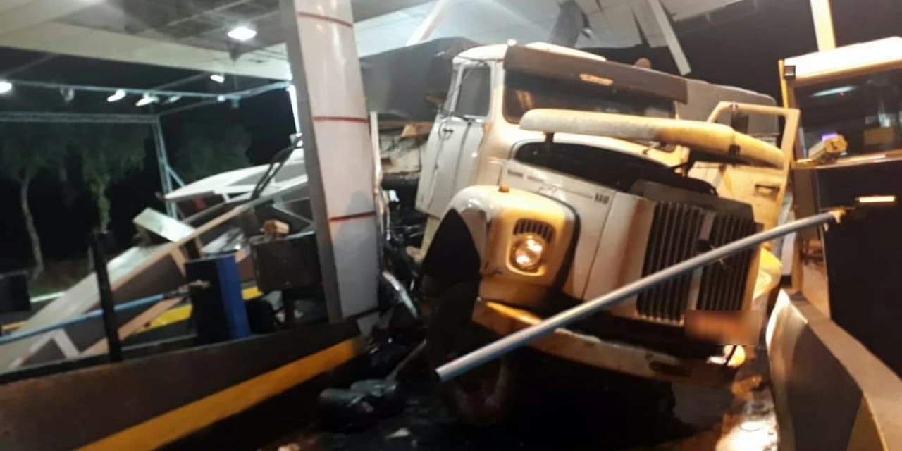 Caminhão desgovernado destrói parte de praça de pedágio, em Sertaneja
