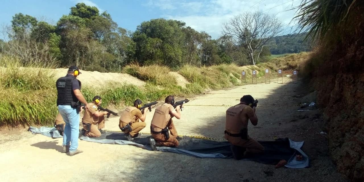 8ª CIPM realiza instruções de tiro policial com carabina CT .40 e fuzil 5.56 mm para seu efetivo.