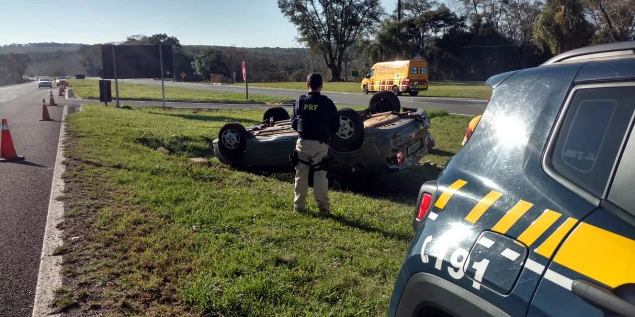 PRF atendeu capotamento na BR 376 em frente a Vila Velha