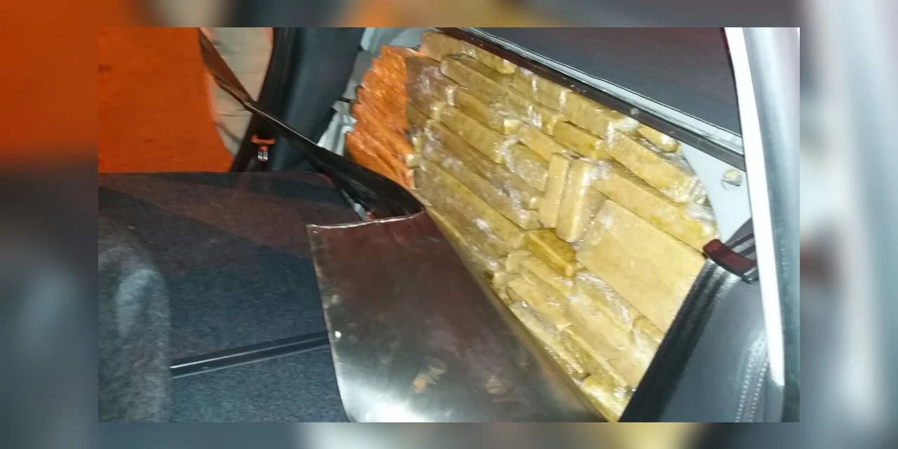 Motorista é preso suspeito de transportar 144 kg de maconha em fundos falsos de carro, em Medianeira