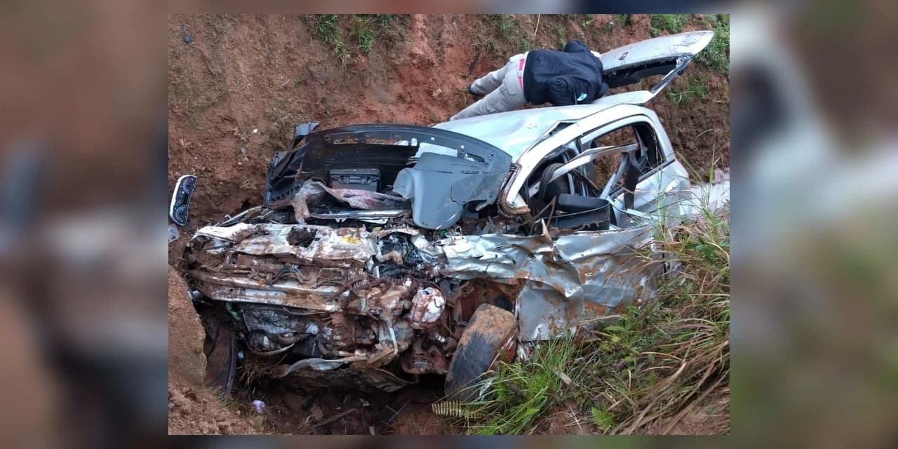 Após carro capotar, três pessoas morrem na PR-438