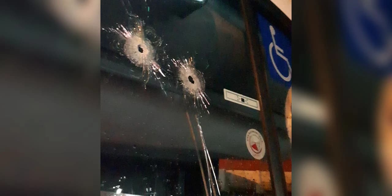 Ladrões assaltam ônibus de sacoleiros, trocam tiros com seguranças e incendeiam carro usado na fuga