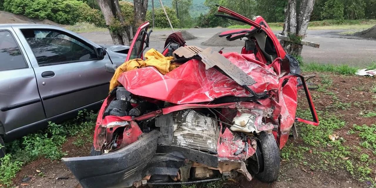 Acidente entre caminhão e carro deixa cinco mortos e dois feridos na PR-272