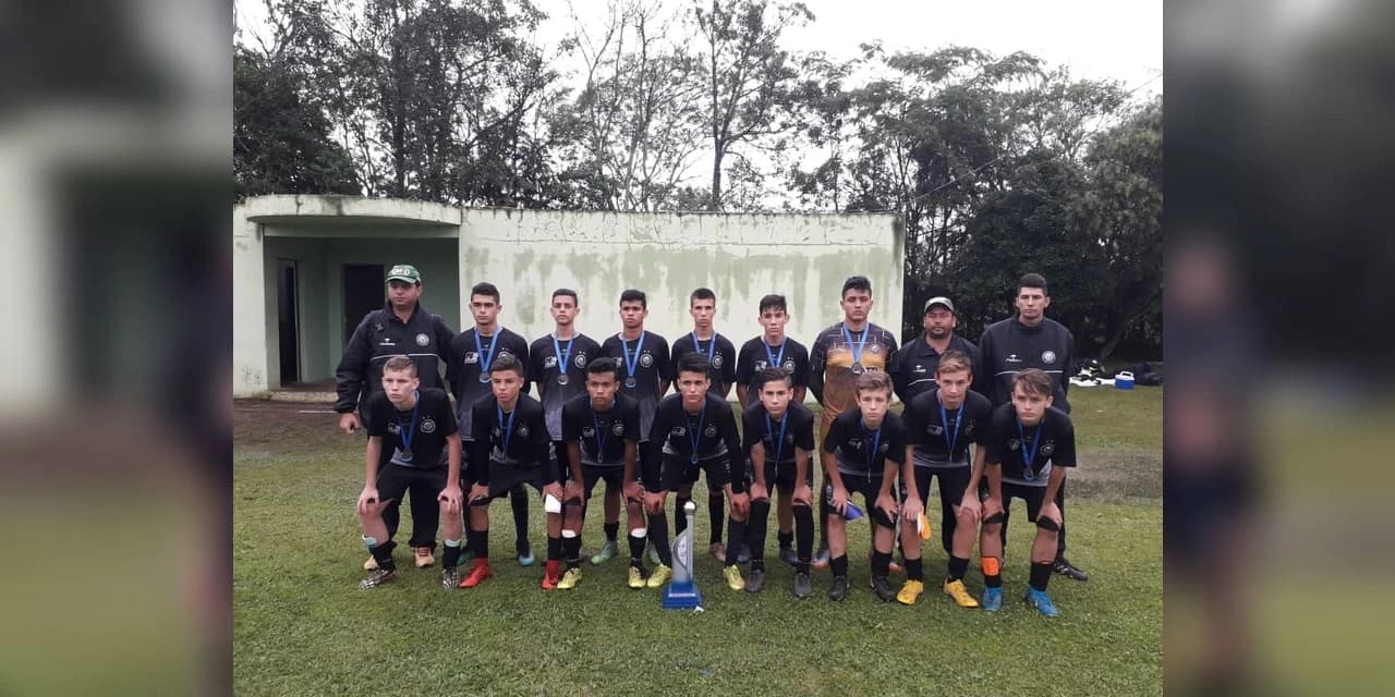 Atletas da Escola Furacão de Prudentópolis disputam a Copa Balsa Nova jogando pelo Operário.