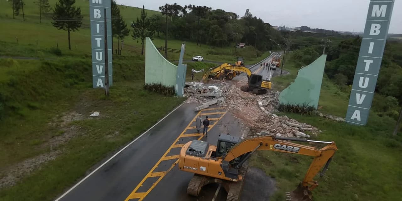 PRF interdita transbraziliana em Imbituva para demolição de Portal