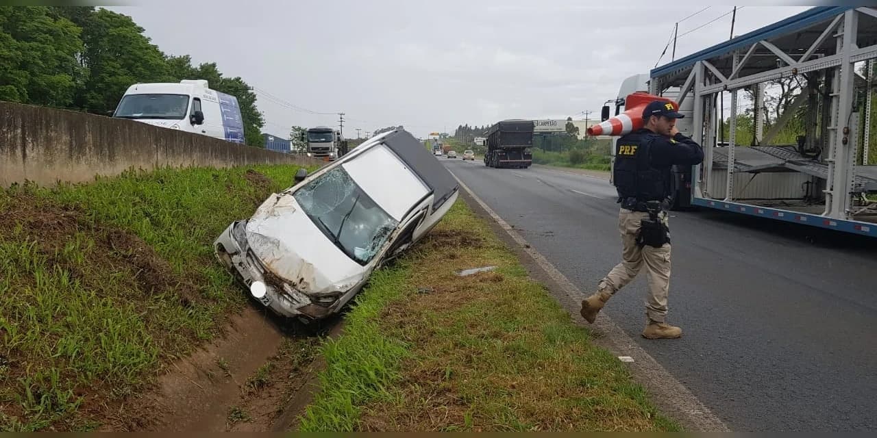 Saveiro sai de pista na BR-376 em Ponta Grossa
