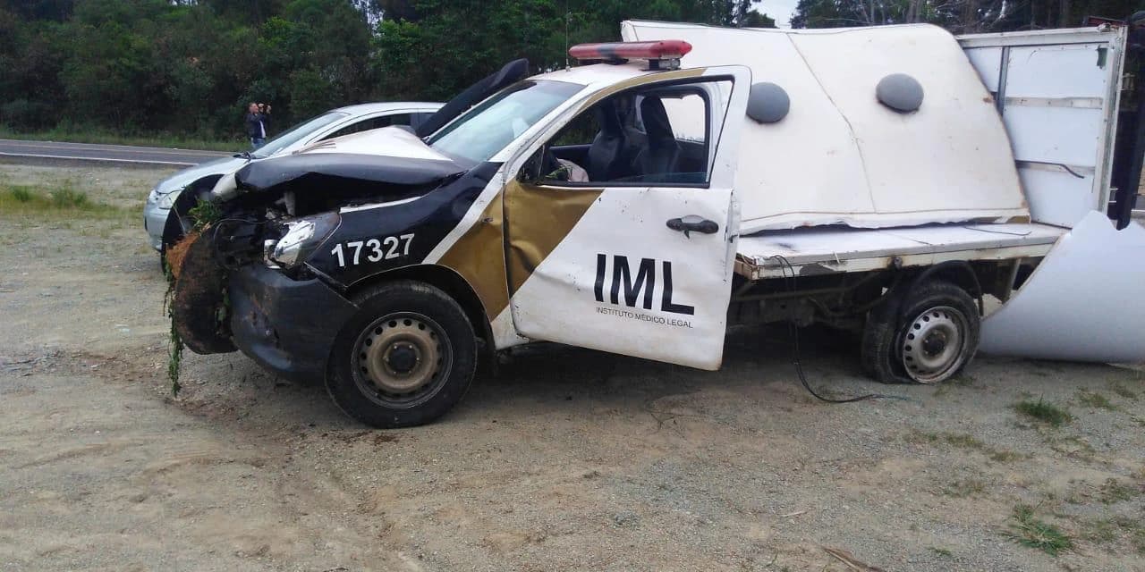 Viatura do IML sofre acidente após ter atendido gravíssimo acidente com 6 óbitos na região de Rebouças