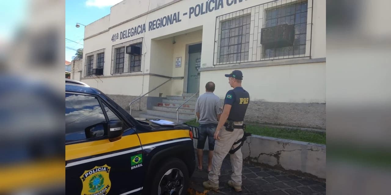 PRF prende condutor por recusar-se a realizar teste de etilômetro após envolvimento em acidente.