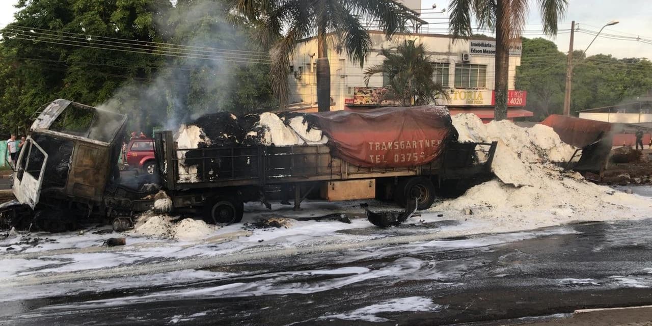 Uma pessoa morre após caminhão pegar fogo depois de bater em canteiro e atingir dois carros
