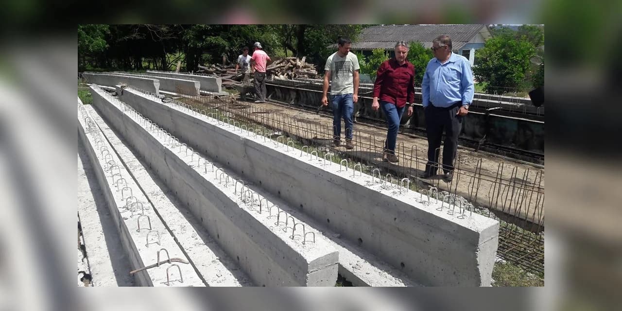 Prefeito vistoria a obra da nova ponte de concreto na comunidade de Jaciaba