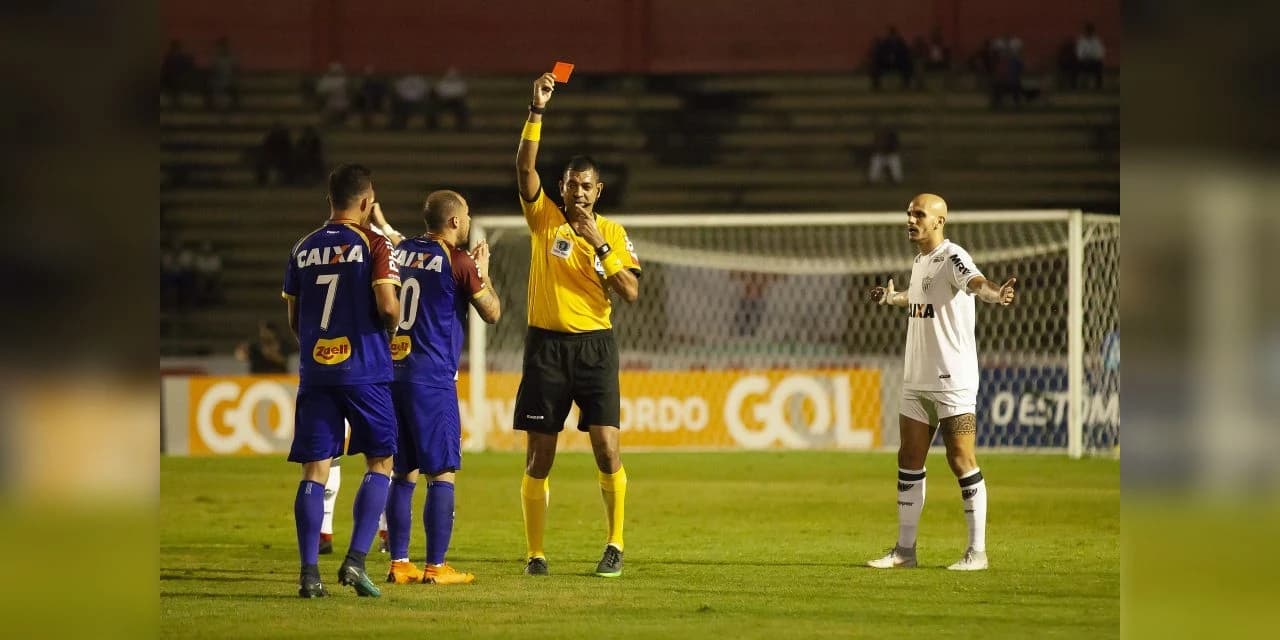 Com dois a menos, Paraná perde para o Atlético-MG e amplia jejum na Vila Capanema