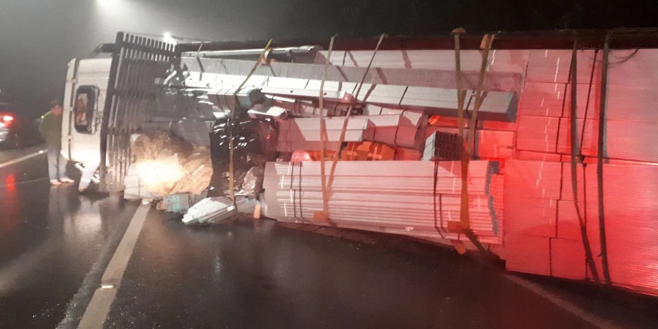 Motorista percebe caminhão sem freio e morre ao pular de cabine na BR-376