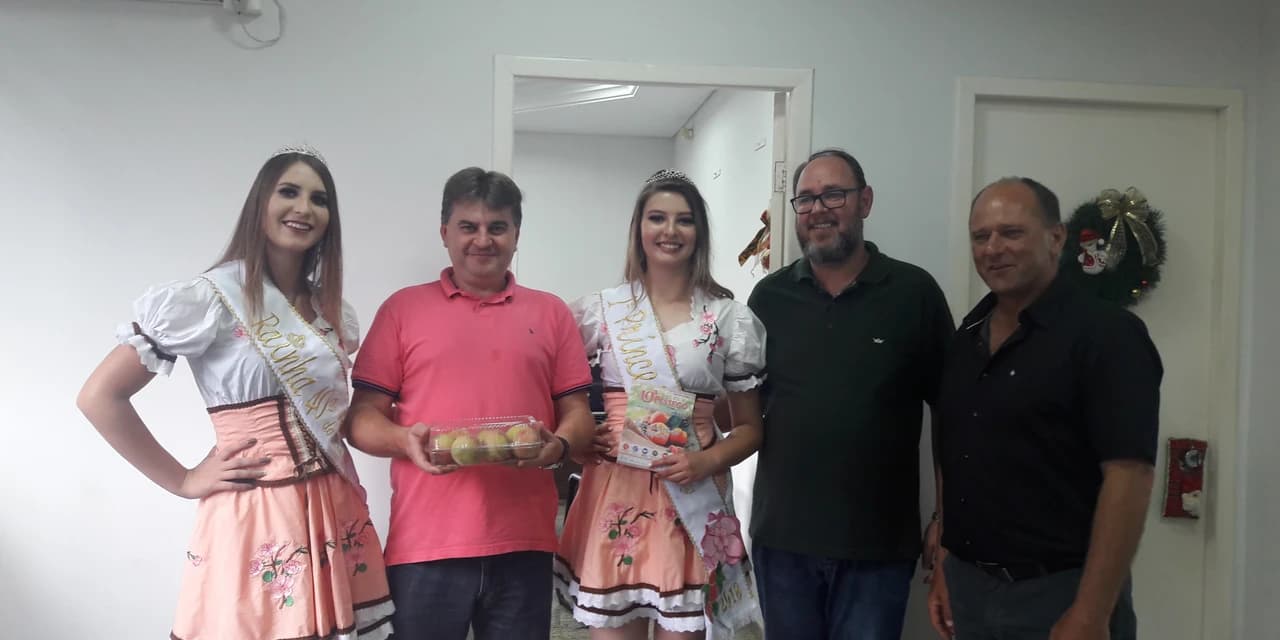 Prudentópolis recebe convite para participar da 40ª Festa do Pêssego em Irati.