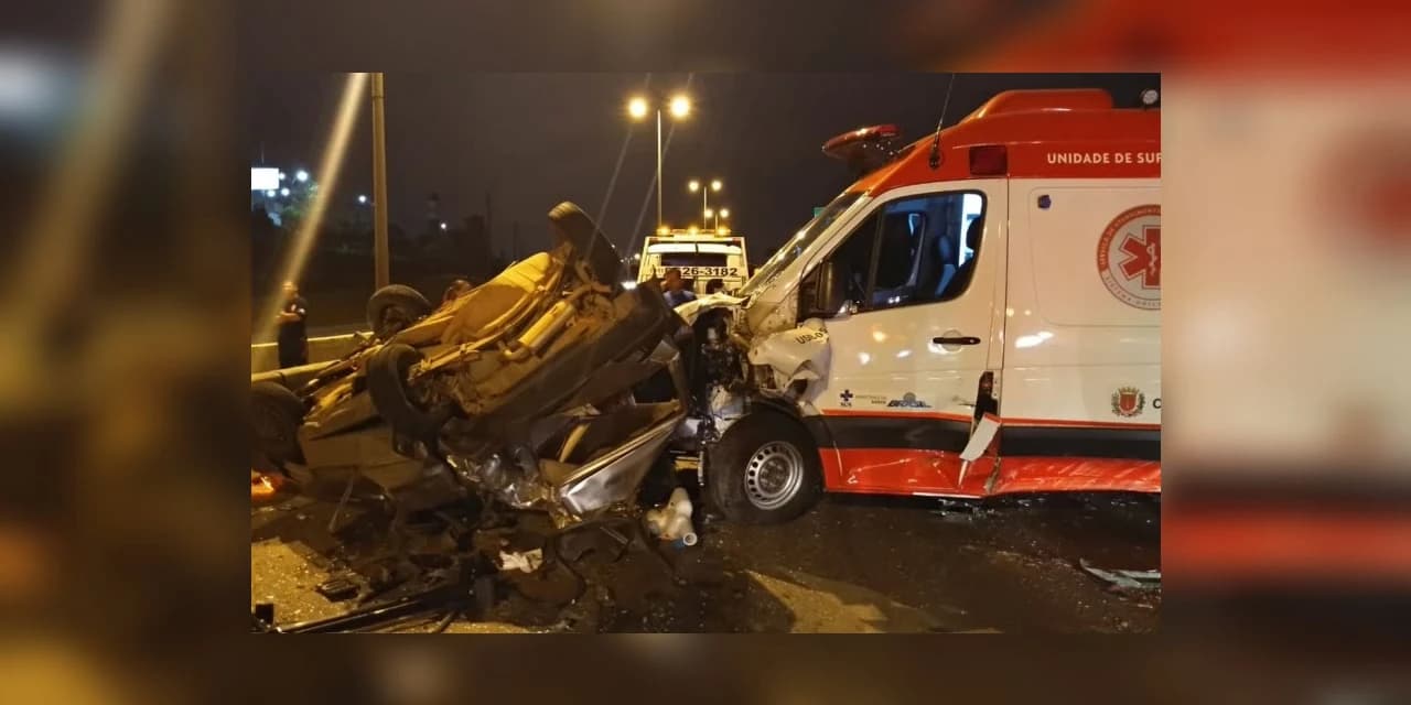 Carro é destruído após ficar parado no meio da BR-116. Ambulância se envolveu no acidente!