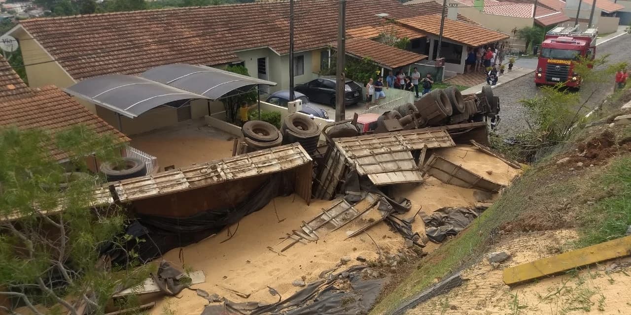 Caminhão carregado com soja cai em condomínio de Ponta Grossa, e motorista morre prensado na cabine