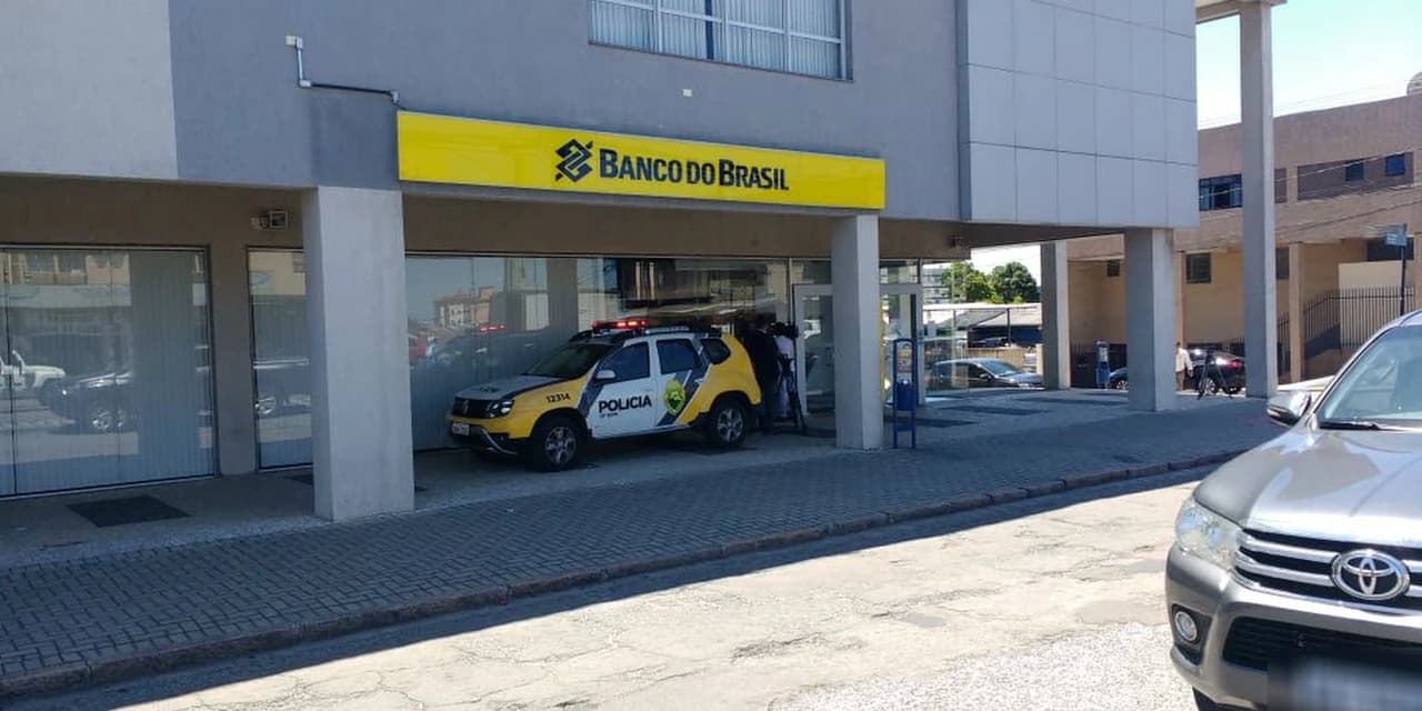 Ladrões fingem ser policiais federais, enganam gerente e assaltam agência bancária em Curitiba