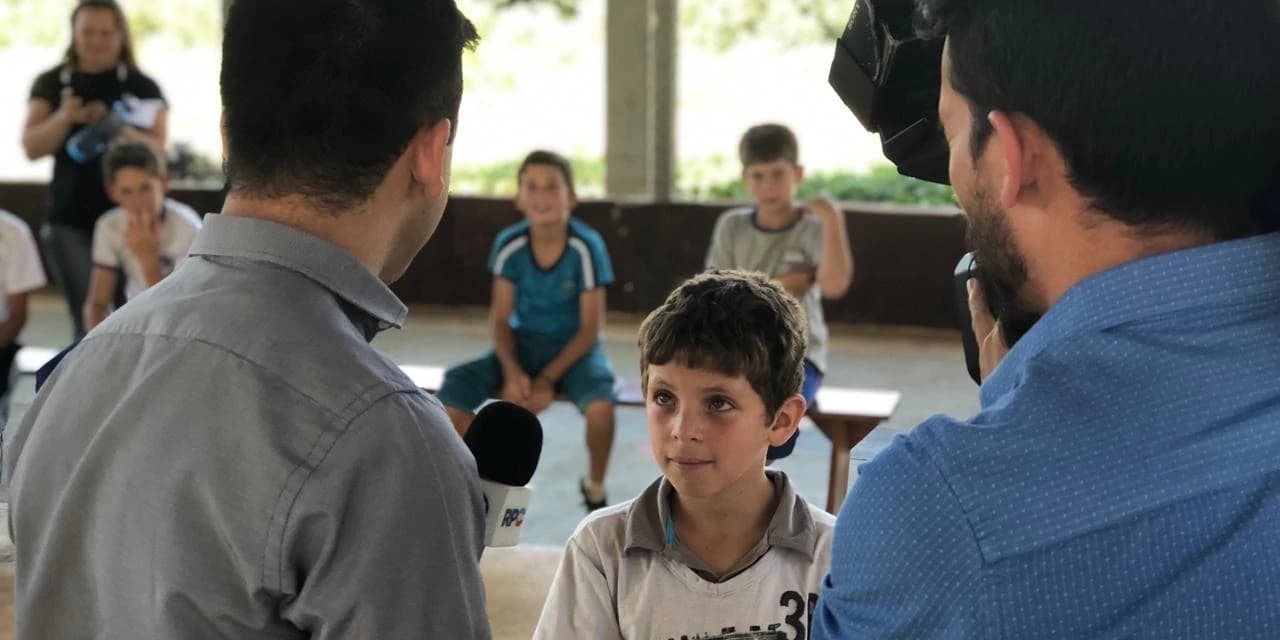 Alunos do PROAM recebem visita de uma equipe da RPC TV.