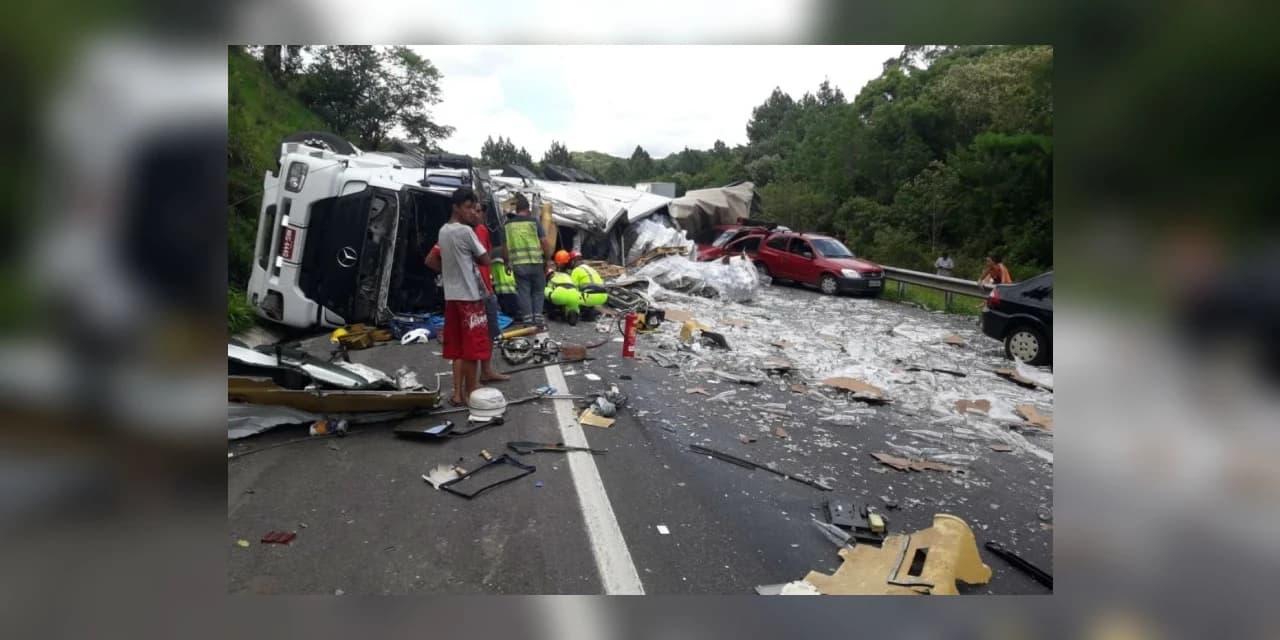 Caminhão tomba, atinge 14 veículos e deixa pelo menos sete feridos na BR-376