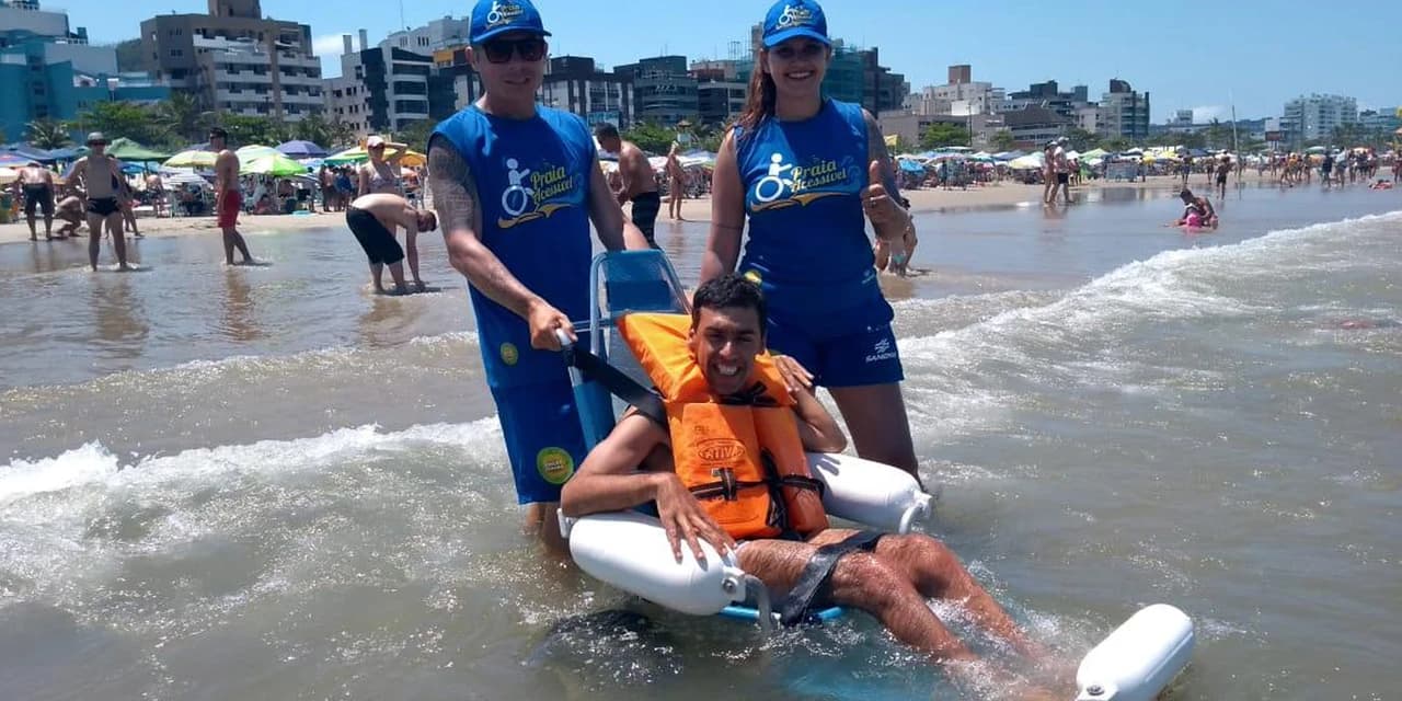 Pessoas com dificuldade de locomoção podem tomar banho de mar