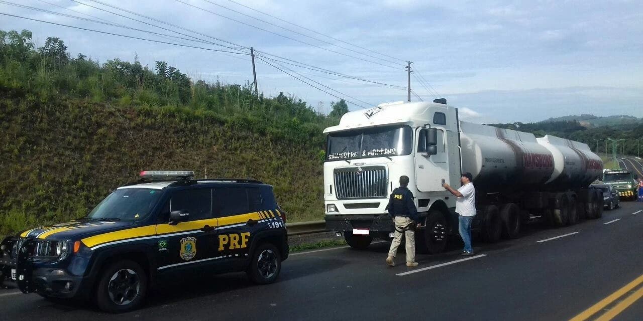Equipe da PRF de Irati recupera caminhão roubado