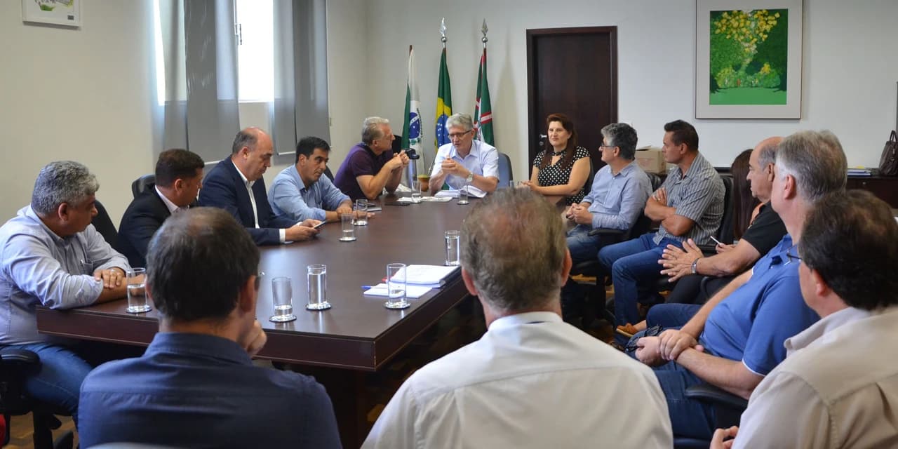 Prudentópolis e municípios da região recebem equipamentos para trabalho em estradas rurais
