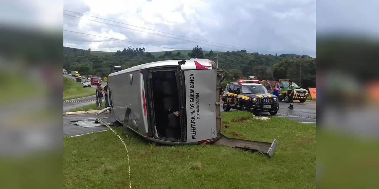 PRF atende acidente com ônibus da secretaria de Saúde de Guamiranga