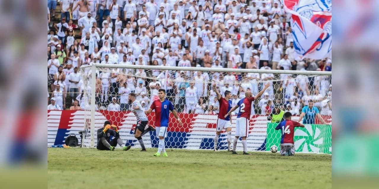 Com um a menos, Paraná leva gol no fim e perde para o Operário na estréia