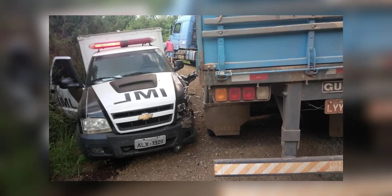 Viatura do IML de Ponta Grossa sofre acidente em Ivaí
