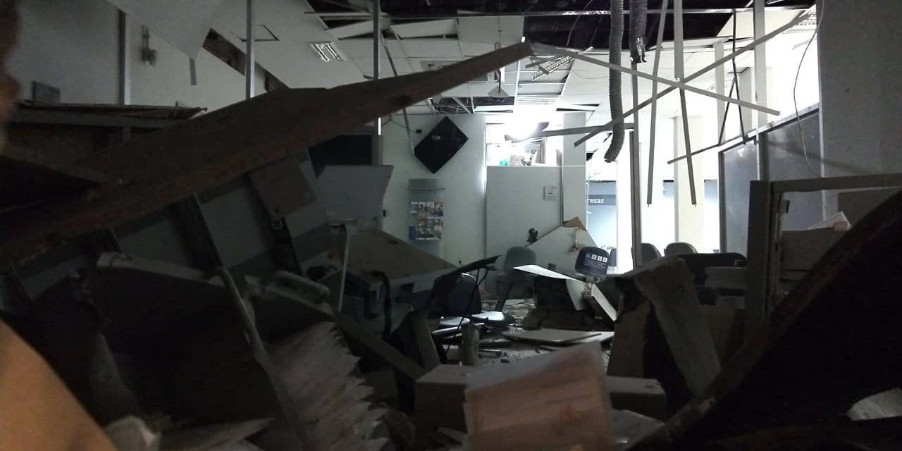 Bandidos explodem caixas de duas agencias bancarias em Pirai do Sul
