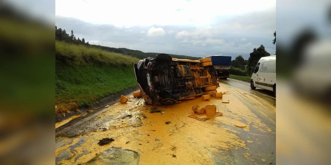 PRF atende uma saída de pista seguida de tombamento de uma Van carregada de tinta amarela que se espalhou pela rodovia