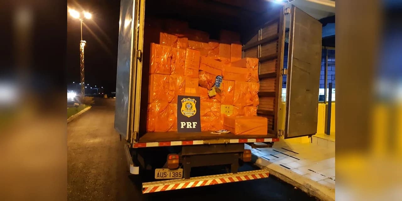 PRF apreende 255 mil maços de cigarros contrabandeados do Paraguai, em Irati