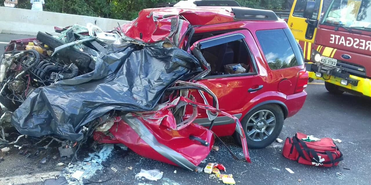 Homem de 50 anos e criança de 10 anos morrem em gravíssimo acidente