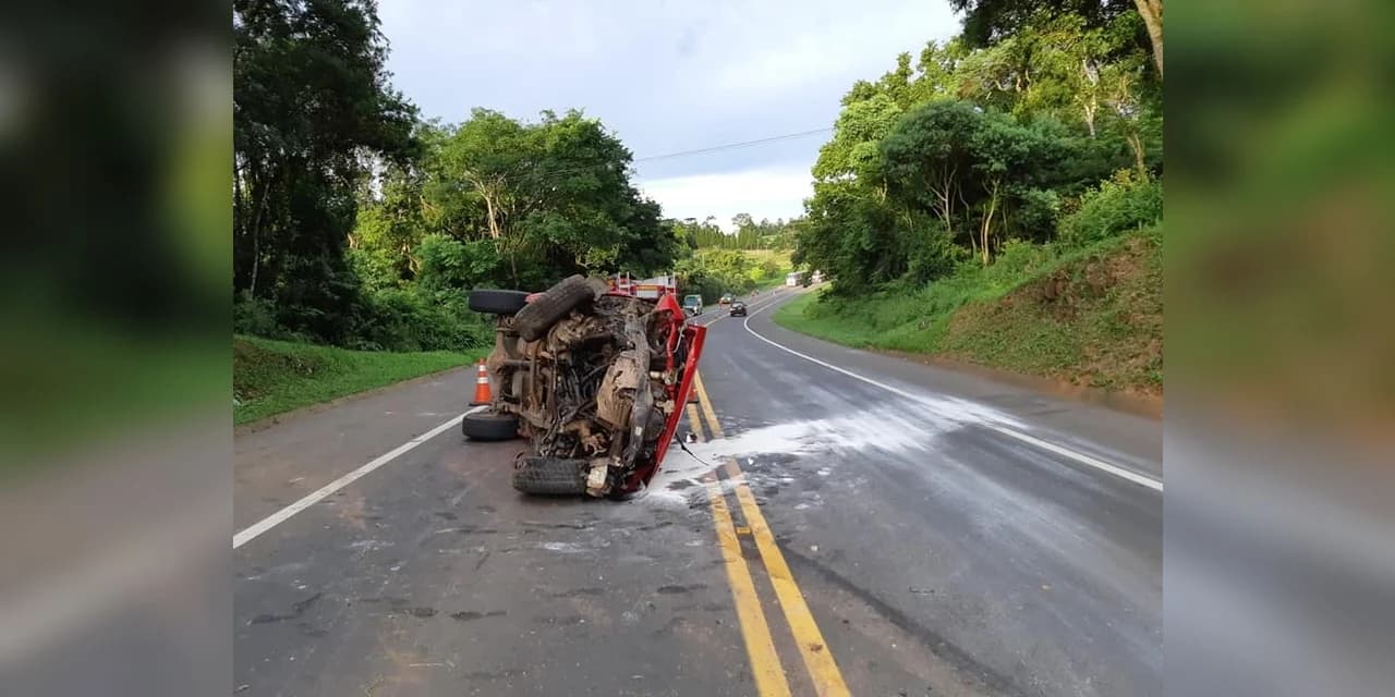 PRF atende saída de pista seguida de capotamento na BR 373 em Prudentópolis