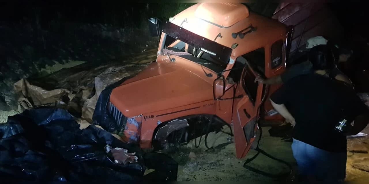 Acidente entre carro e carreta deixa 1 morto e 4 feridos