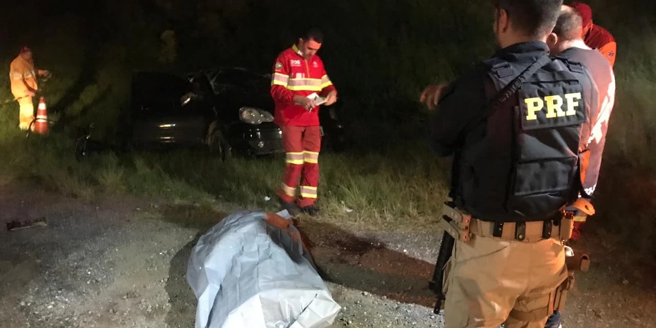 Mãe se distrai com filha dentro do carro, perde o controle e morre ejetada do veiculo