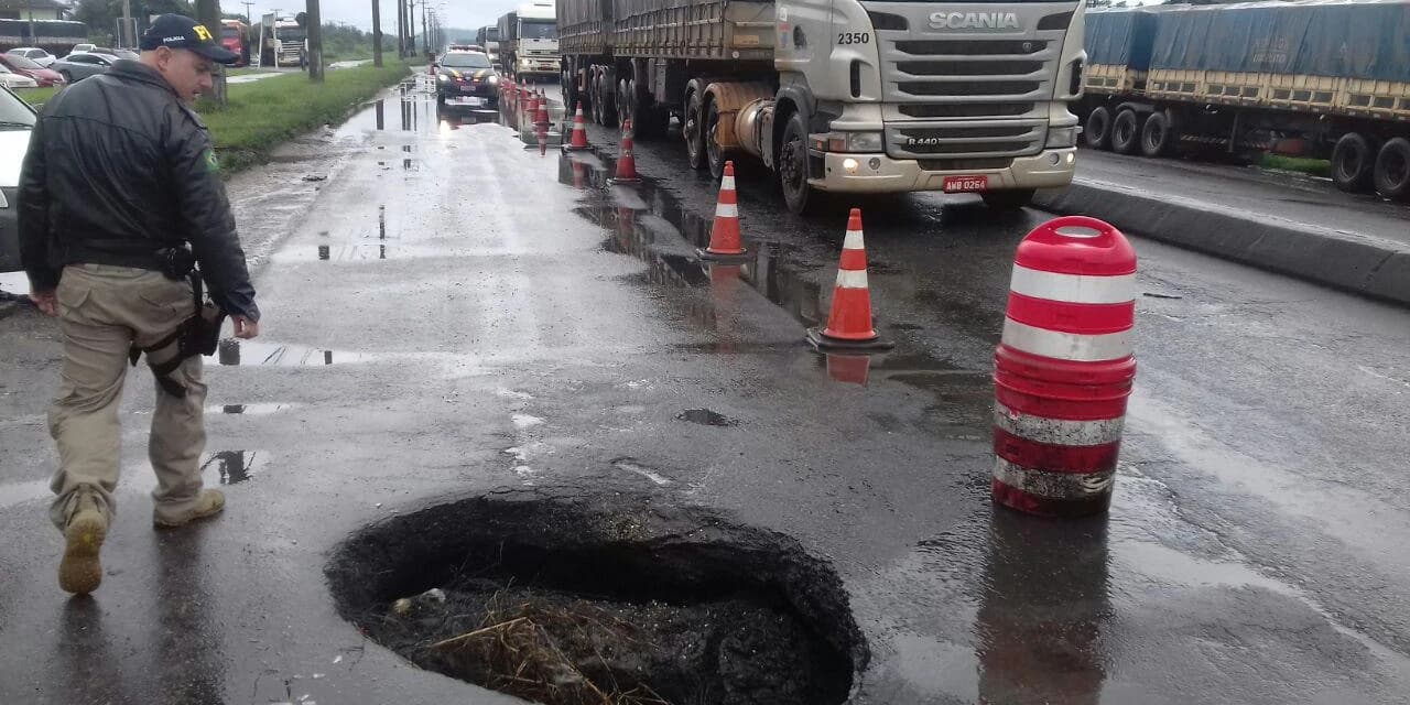O asfalto cedeu e um buraco se formou na pista sentido Curitiba da BR-277, em Paranaguá.