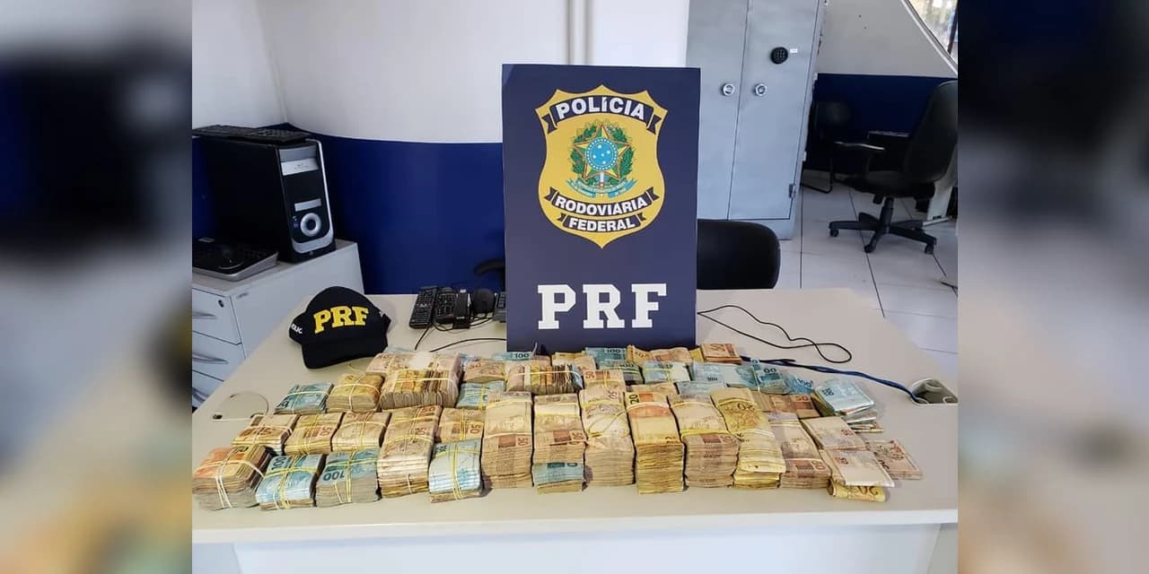 PRF apreende mais de meio milhão de reais em carro no Paraná