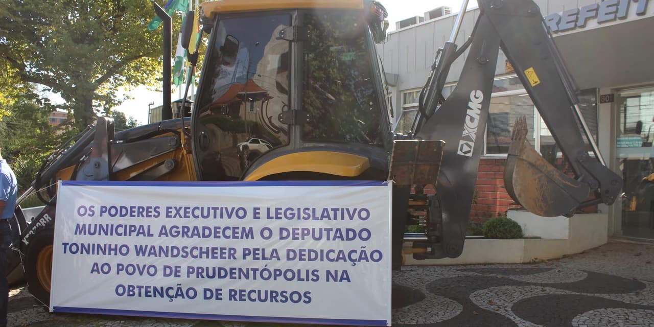 Prefeitura recebe retroescavadeira, através de emenda parlamentar