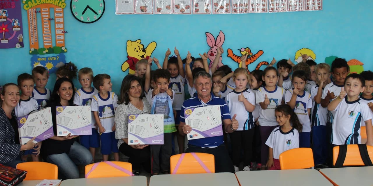 Prefeitura realiza a entrega de material pedagógico aos alunos da rede de educação infantil