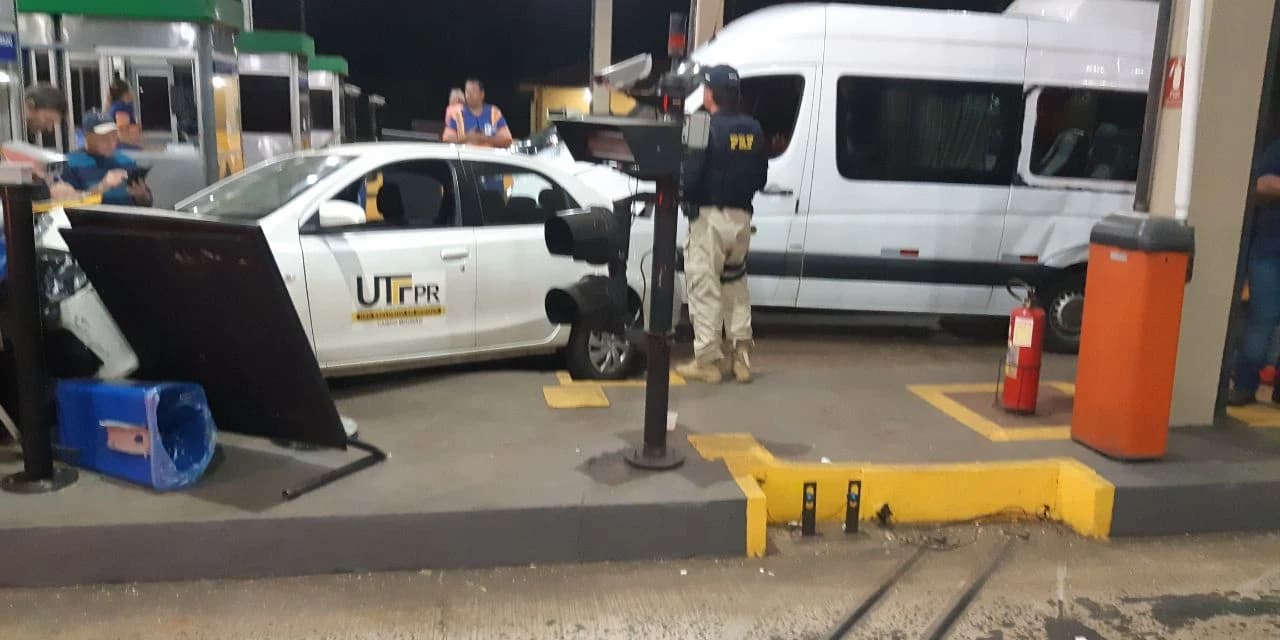 Van da saúde de Prudentópolis se envolve em engavetamento em praça de Pedágio