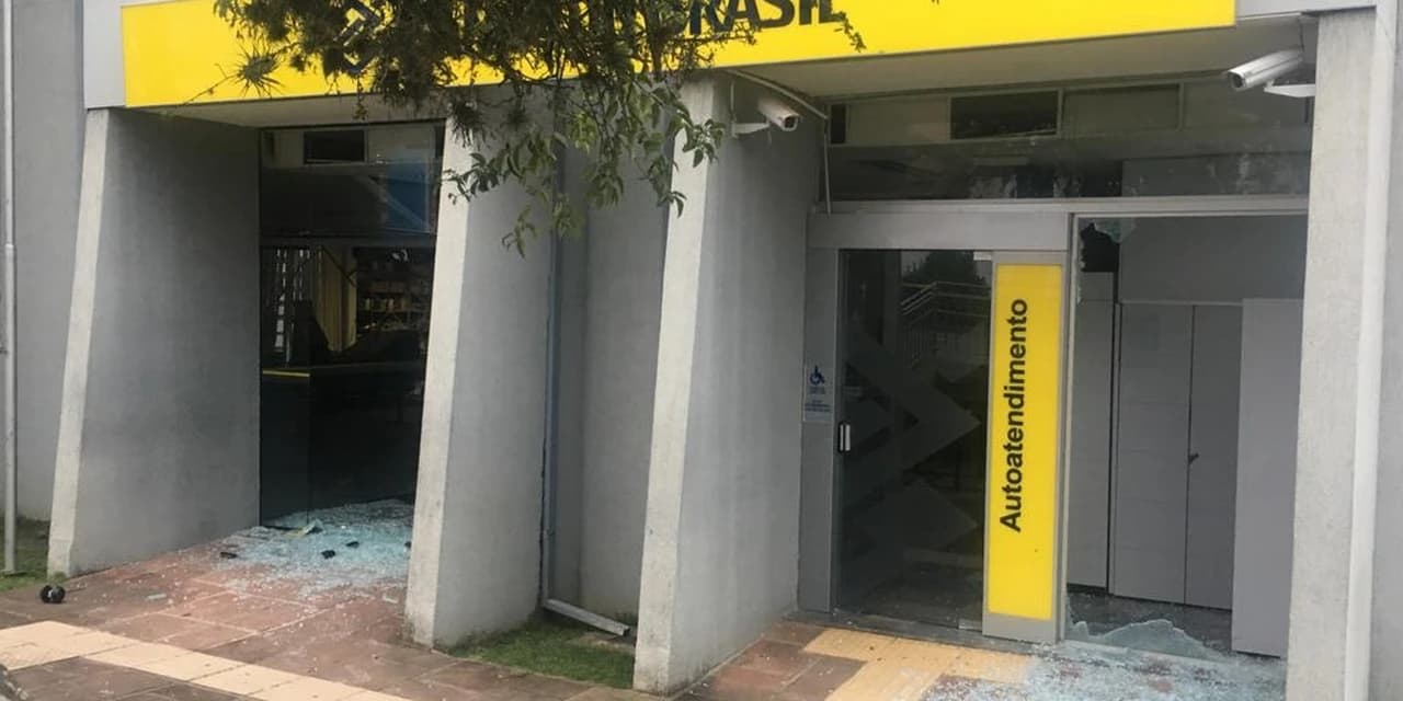 Ladrões explodem agência bancária na Lapa