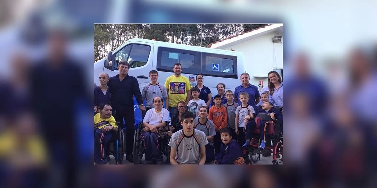 Prefeitura entrega van adaptada para a APAE de Prudentópolis