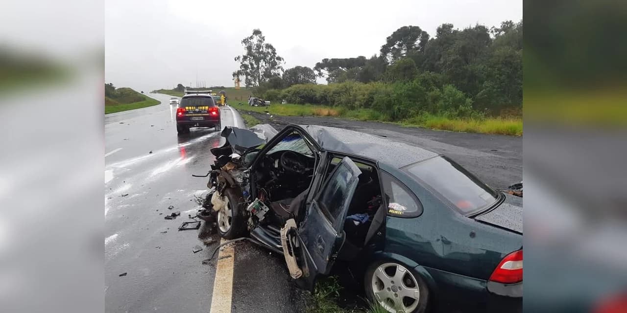 Carro invade a faixa contrária e provoca colisão frontal na BR-277 em Palmeira (PR)
