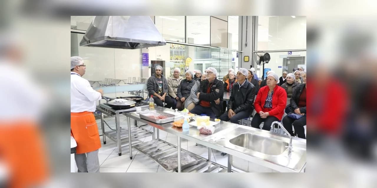 Idosos atendidos pelos Cras do Pinhão participam de oficina na Faculdade Guairacá