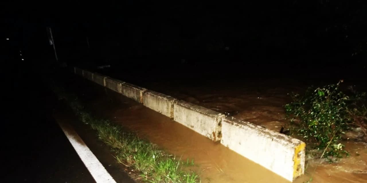 Trecho da BR-153 entre Irati e Rebouças está prestes à ficar encoberto pela água do rio que divide os dois municípios.