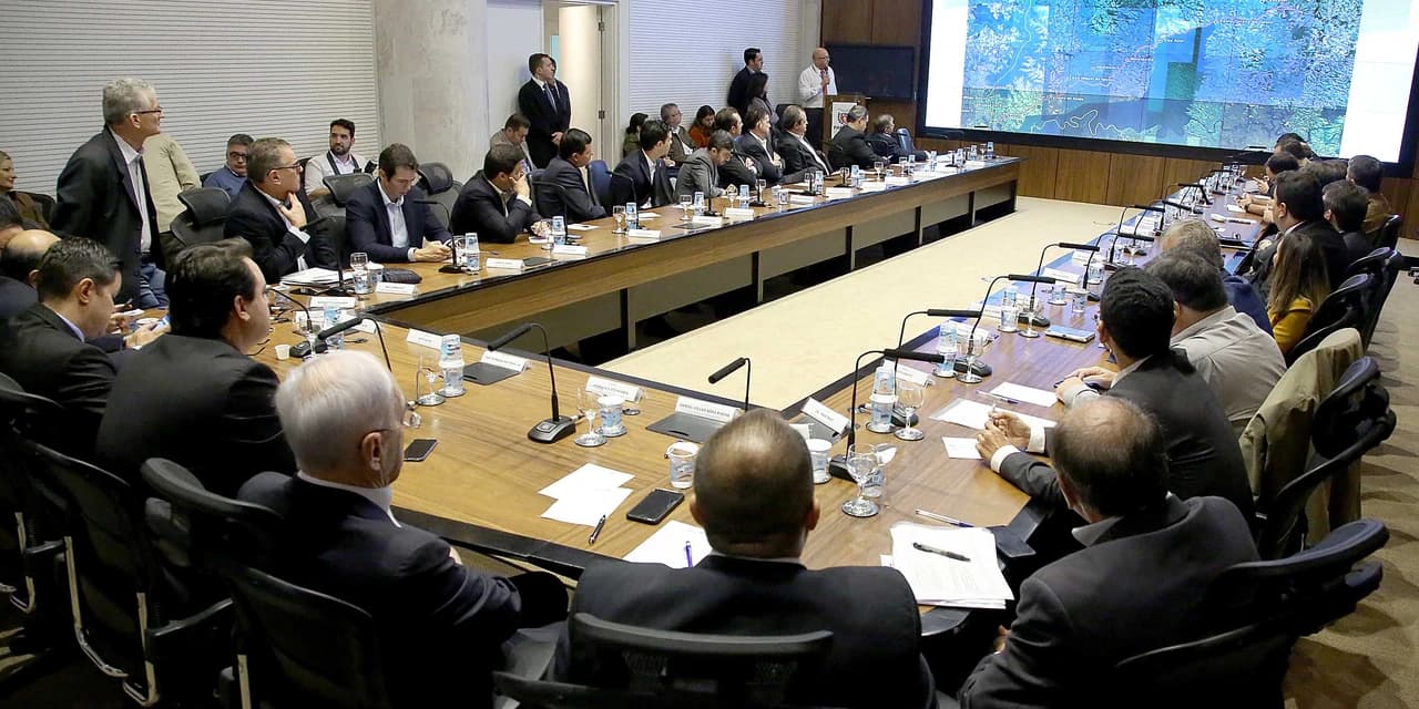 Governo quer agilizar projetos estruturantes da Ferroeste
