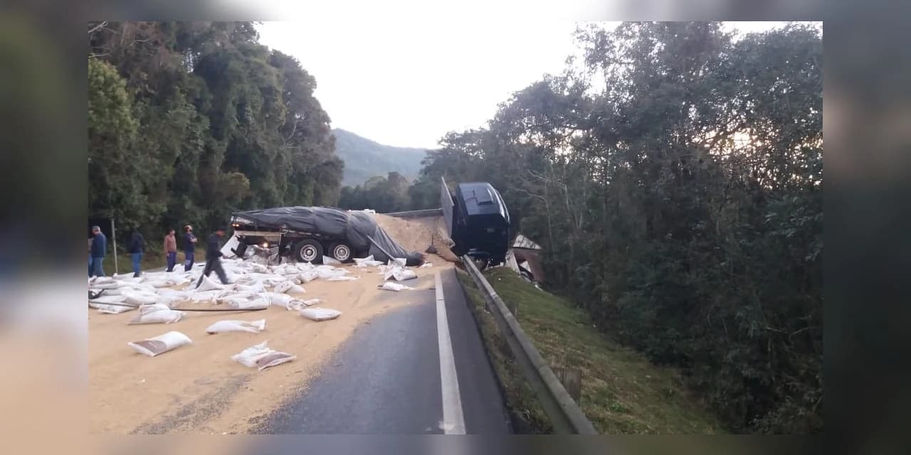 Acidente envolvendo caminhões interdita totalmente BR-277 sentido Serra da Esperança